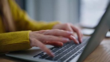 Kadının elleri internet projesiyle meşgul olan klavye bilgisayarını kapatıyor. Şakaklara masaj yapan yorgun iş kadını aşırı çalışmaktan baş ağrısı çekiyor. Yorgun kadın serbest çalışan, motivasyonsuz ve çok çalışan.