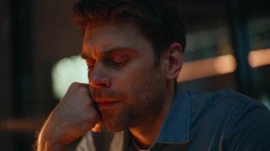 Gece portresi çalışanı karanlık bir iş yerinde son teslim tarihini düşünüyor. Yorgun iş adamı, gece geç saatlerde ofiste proje konularını tartışıyor. Motive edilmemiş uzaktan kumanda yöneticisi çalışma alanında çok çalıştığını hissediyor.