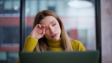 Dizüstü bilgisayar arayan yorgun çalışanlar iş meselelerini yakından çözüyor. Ofis panoramik penceresinde bilgisayarını karıştıran çalışkan bir iş kadını. Girişimci son teslim tarihi ile meşgul. İş yerinde yorgun hissediyor..