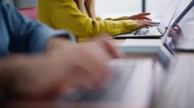 Ofis ekibi, yakın çekim alanında dizüstü bilgisayarları teslim ediyor. Şirket ofisindeki bilgisayarlarda çalışan tanınmayan meslektaşlar. Çevrimiçi projeyle meşgul iki iş arkadaşı. İşbirliği kavramı.