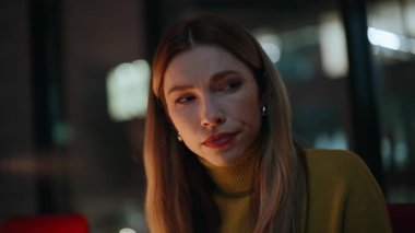 Gece geç saatlerde üzerinde kafa yorma projesi. Karanlık çalışma alanı kapanıyor. Ciddi bir iş kadını gece ofisinde dizüstü bilgisayar açmayı düşünüyor. Düşünceli serbest çalışan fazla mesaiye başladı. Bilgisayara bak..