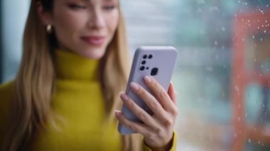 Cep telefonuyla alışveriş yapmayı seçen kadın ekranlara parmak ucuyla dokunuyor. Evdeki akıllı telefondan alışveriş yapan gülümseyen kadın portresi. Ofisteki cep telefonundan mesaj okuyan mutlu iş kadını