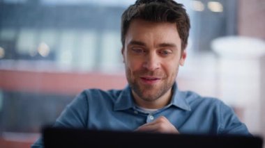 Dizüstü bilgisayarda gülümseyen serbest çalışan internet sitesi. Dairenin iş yerinde yakın plan çekimleri. Ofiste e-posta okuyan mutlu bir işadamı. Akıllı girişimci başarılı proje görünümlü bilgisayardan hoşlanır.