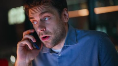 Gece apartmanında cep telefonuyla konuşan endişeli bir girişimci. Portre, iş adamının iş sorununu cep telefonuyla tartıştığını vurguladı. Sorunlu adam serbest çalışan, akıllı telefon konuşmasından bıktı.