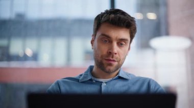 Ciddi girişimci çevrimiçi işten sonra bilgisayarı kapatıyor. Yorgun işadamı ofis panoramik penceresinin yanında bilgisayar projesini bitirdi. Üzgün adam yöneticisi internet projesine bağlanamadı.