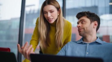 İş kadını, ofiste dizüstü bilgisayarla çalışan yöneticiye görevi açıklıyor. Proje hataları yapan erkek stajyeri denetleyen kadın akıl hocası. İki meslektaş birlikte iş meselesini tartışıyorlar..