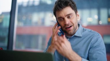 İşçi arıyor dizüstü bilgisayarı arıyor. Çalışma alanını kapatma projesini tartışıyorlar. Şirket ofisinde cep telefonuyla konuşan meşgul bir işadamı. Çoklu görev yöneticisi iş telefonu görüşmesi yapar.