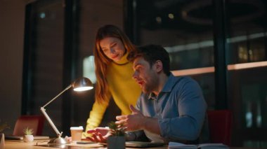 Ofis akıl hocası stresli yöneticiyi destekliyor. Gece geç saatlere kadar çalışmaktan yorulmuş. Endişeli bir çalışan kadın meslektaşına şikayette bulunuyor. İki iş arkadaşı proje hatasını tartışıyor.