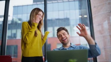 İnternetteki konferansta gülümseyen acemiler ofis panoramik penceresinin önünde konuşuyor. Mutlu kadın yeni meslektaşını video ile ekibe tanıtıyor. Olumlu yöneticiler uzak toplantıda takım çalışmasını tartışıyor.
