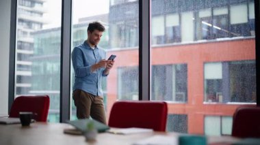 İşletme müdürü akıllı telefondan ofis işyerinde SMS yazıyor. İş yerinde cep telefonuna mesaj atan genç girişimci pencereyi kırıyor. Rahat iş adamı cep telefonu uygulaması kullanarak sipariş veriyor..