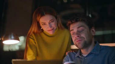 Gece vardiyasındaki çalışanlar, projeyi tartışırken bilgisayarın ekranını kapatıyorlar. Endişeli adam yöneticisi karanlık işyerindeki kadına hatayı açıklıyor. İki meslektaş iş sorununu birlikte çözüyor..