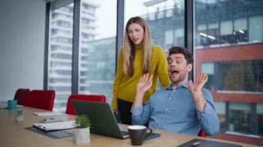 Ofis panoramik penceresinden strese girmiş iş arkadaşlarının videoları. Hayal kırıklığına uğramış erkek kadın online konferansta anlaşmazlık kumandasını konuşuyor. Gergin yöneticiler internet toplantısını rahatsız hissederek bitiriyor.
