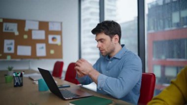 Ofis çalışanları dizüstü bilgisayarlar yazıp çevrimiçi proje oluşturmakla meşguller. Kendine güvenen kadın konferans odasında çalışan bilgisayarlara odaklandı. Akıllı iki geliştirici e-ticaret girişimi geliştiriyor.