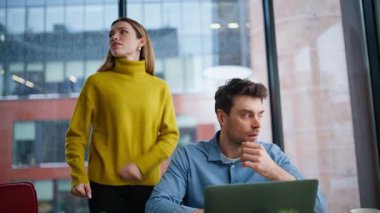 İki çalışan laptopta kötü haber okurken hayal kırıklığına uğramış. Sinirli meslektaşlar bilgisayar kapağını kapatma sorununu hayal kırıklığına uğrattılar. Ofiste mali krizin stresi altında olan iki yönetici.