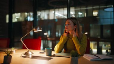 Yorgun iş kadını boyuna masaj yapıyor ve fazla mesai yapmak istemiyor. Aşırı yüklenmiş kadın yönetici karanlık bir iş yerinde oturup saatli telefonu kontrol ediyor. Gece geç saatlerde ofiste çalışan bir işçi. Yanma konsepti