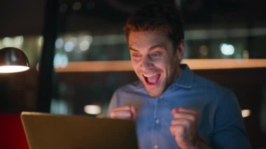 Mutlu programcı gece çalışıyor. Lamba ışığı altında başarılı bir proje yürütüyor. Aşırı neşeli iş adamı karanlık ofiste online zaferin tadını çıkarıyor. Kariyer terfisi için heyecanlı gülümseyen bir çalışan..