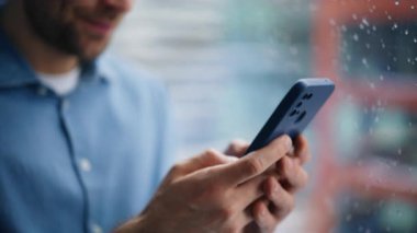 İş adamının elleri cep telefonuna mesaj atıyor ve kısa mesaj yolluyor. Başarılı bir menajer ofis penceresinde cep telefonu mesajı okurken gülümsüyor. Kendine güvenen serbest çalışan akıllı telefon uygulamasına göz atıyor.