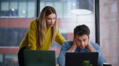 Profesyonel eğitmen, şirket ofisindeki dizüstü bilgisayarda tatmin olmayan işleri öğretiyor. Kadın akıl hocası, erkek stajyerle proje hatalarını kontrol ediyor. İki meslektaş iş sorununu birlikte çözüyor..