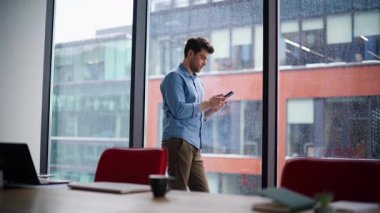 Ofis çalışanı panoramik pencerenin önünde cep telefonuna mesaj yolluyor. Konferans odasında cep telefonuyla e-posta okuyan ciddi bir işletme yöneticisi. İş adamı akıllı telefondan kapalı alanda banka bildirimi okuyor.