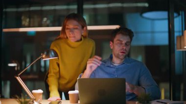 İki meslektaş, gece ofis kapanışında başarısız iş projesinde hüsrana uğradı. Gergin iş arkadaşları laptopun duygusal tepkisine bakıyor. Stresli ortaklar evde kötü haber okurken umutsuzluğa kapılırlar.