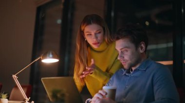 Gece ofisindeki gülümseyen kadın meslektaşımla kahve içip projeyi tartışıyoruz. Profesyonel yönetici iş arkadaşına dizüstü bilgisayar verilerini açıklıyor. Karanlık işyerinde işbirliği yapan iki ortak.