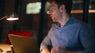 Mesafeli yönetici, gece işyerinde iş sıkıntısını hayal kırıklığına uğrattı. Hüsrana uğramış serbest çalışan dizüstü bilgisayarın kapağını kapatıyor lambanın altında oturuyor. Stresli işadamı karanlık ofisteki başarısızlıktan endişeli.