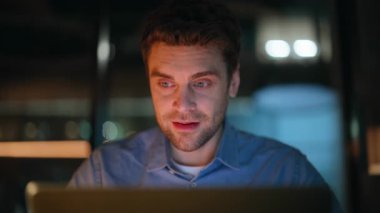 Gülümseyen serbest çalışan bilgisayarlara göz atan başarılı projelerden memnun hisseden biri. Çalışkan iş adamı dizüstü bilgisayar ekranında gece işyerinde kahve içiyor. Uzaktan yönetici geç saate kadar çalışıyor.