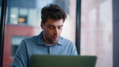 Freelancer evde oturup iş yerini kapatmaktan endişeleniyor. Kafası karışmış menajer cep telefonu konuşmasından sonra strese giriyor. Kötü haber duyan üzgün bir çalışan ofis yerinde işini kaybediyor..