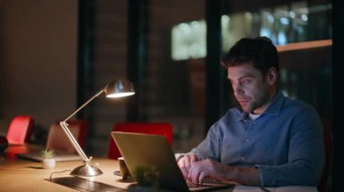 Gece vardiyasında fazla mesai yapmaktan yorulan gece vardiyası çalışanı dizüstü bilgisayarı kapatıyor. Karanlık iş yerinde depresyondaki işadamı projesini bitirmesi endişe verici. Sinirli girişimci gece geç saatlere kadar çalışıyor..