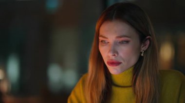 Kapalı devre kadın fazla mesai yapıyor karanlık çalışma yerinde oturuyor. Portre yorgun iş kadını boynunu uzatıyor ve gece ofisinde gerginlik hissediyor. Genç bayan serbest çalışan baş ağrısı çeken şakaklara dokunuyor..