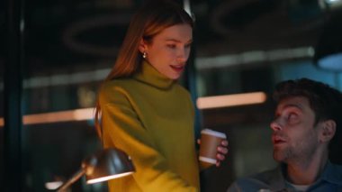 Kadın, erkek serbest çalışana çay getiriyor. Dizüstü bilgisayarla fazla mesai yapıyor. Bilgisayar ekranında kahve içen iki meslektaş. İş arkadaşları, karanlık işyerlerinde konu üzerinde birlikte düşünüyorlar..