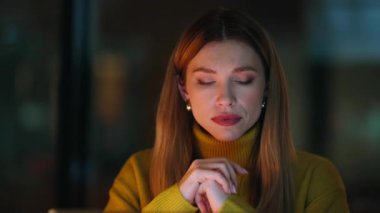 Çalışkan serbest çalışan, gece vardiyasında çalışan biri. Ciddi bir iş kadını karanlık ofiste dizüstü bilgisayar arıyor. Genç fazla mesai çalışanı gece geç saatlere kadar bilgisayarda geziniyor. Son teslim tarihi kavramı.