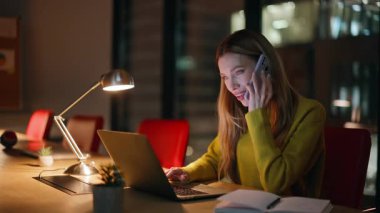 Gece müdürü, lambanın altında oturan akıllı telefondan bahsediyor. Meşgul iş kadını cep telefonunu arıyor. Gece geç saatlerde karanlık ofiste çalışıyor. Gülümseyen çevrimiçi danışman telefon siparişi alıyor.
