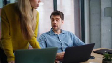 Dizüstü bilgisayarda çalışan stajyer bir kadın yönetici. Hüsrana uğramış erkek yönetici, ofis işyerindeki kadın yöneticiye proje konusunu gösteriyor. Üzgün çalışanın online işi çözmesine yardım eden kadın akıl hocası.