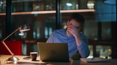 Stresli adam gece ofisinde umutsuzluğa kapılıp başarısız oluyor. Hüsrana uğramış işadamı iflasın endişesiyle karanlık işyerinde dizüstü bilgisayarı kapatıyor. Mesai saatlerinde hata yapan mutsuz girişimci.