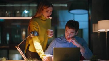 Sevgilisini destekleyen kız arkadaşı karanlık iş yerinde fazla mesai yapıyor. Endişeli adam iş meselesini gece işyerinde ilgili bir kadına anlatıyor. İki iş arkadaşı ofiste proje hatasını tartışıyor