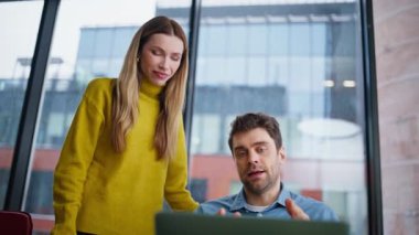 İki iş adamı internetteki internet kamerasıyla görüşüyor. İş arkadaşları ofiste iş görüşmelerini videoyla tartışıyor. Meslektaşları uzaktan iş konuşuyorlar..