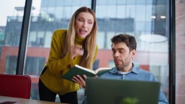 İki meslektaş ofis panoramik penceresinin önünde otururken video çağrısından şikayetçi. Dizüstü bilgisayarla konuşan kızgın bir kadın web kamerasında tatmin edici veriler okuyor. Gergin iş arkadaşları video görüşmelerini bitirdiler.