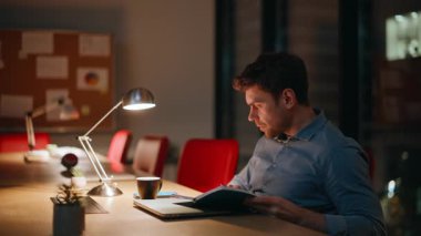 Muhasebeci, gece ofisinde lambanın altında defter yazıyor. Ciddi bir iş adamı karanlık iş yerinde tek başına akıllı telefonu kontrol ediyor. Fazla mesai çalışanı cep telefonu görünümlü veri kaydediyor.