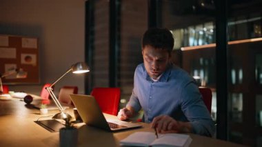 Fazla mesai projesinde çalışan dalgın bir girişimci gece yarısı toplantı salonunu kapatıyor. Düşünceli iş adamı karanlık işyerlerinde dizüstü bilgisayar okuyarak bilgi topluyor. Ciddi bir adam son teslim tarihinden endişeli..