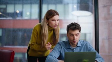 Hüsrana uğramış iş arkadaşları duygusal olarak dizüstü bilgisayara yakın çekimde başarısızlığa tepki veriyorlar. İş ortakları iş stresi yüzünden hayal kırıklığına uğradı. Ofis ekibi, ekonomik kayıplardan memnun değil.