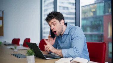 Ofis bilgisayarındaki projede çalışan sinirli bir yönetici cep telefonu aramasından şikayetçi. Gergin iş adamı stresli telefon konuşmasını bitirdi. Hüsrana uğramış adam iş yerinde iş hatasını tartışıyor.