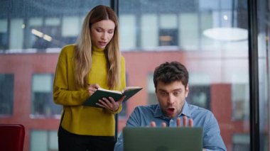 Takım lideri, ofis işyerindeki iş hatalarını açıklayan bir çalışana danışmanlık yapıyor. Sinirli adam, kadın patrona sorunlardan şikayetçi. Hüsrana uğramış yönetici dinlemedeki işçi anlaşmazlığı.