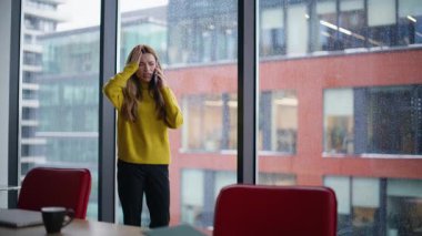 Stresli kadın çalışan ofisteki panoramik pencerenin yanında cep telefonunu arıyor. Sinirli iş kadını iş yerinde sinir bozucu telefon konuşmasını bitirir. Tatminsiz bayan yönetici iş başarısızlığından endişelendi