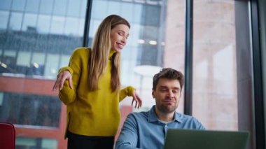 Şirket profesyonelleri yakın planda dizüstü bilgisayarlı web kamerasıyla konuşuyor. Video görüşmesiyle iş birliğini tartışan iki yönetici gülümsüyor. Çevrimiçi konferansta stratejiyi açıklayan mutlu meslektaşlar.