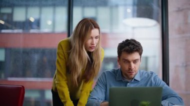 İki yönetici, şirket işyerindeki bilgisayar ekranında başarıya seviniyor. Heyecanlı meslektaşlarım duygusal tepki göstererek harika haberler okuyorlar. Coşkulu iş arkadaşları birlikte iş başarısının tadını çıkarırlar.