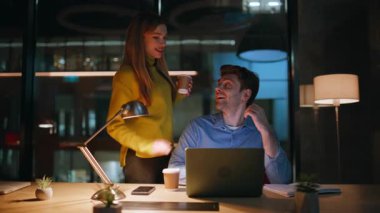 Dost canlısı meslektaşım laptopta fazla mesai yapan bir adama kahve getiriyor. Pozitif kadın, erkek yöneticiye danışmanlık yapıyor. İki iş arkadaşı karanlık alan hakkında konuşuyor.