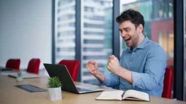 Mutlu görünen dizüstü bilgisayar sahibi ofis alanındaki yakın çekimlerde iyi haberlerin tadını çıkarıyor. İş yerinde e-posta okuyarak iş başarısını kutlayan aşırı neşeli iş adamı. Heyecanlı serbest yazar bilgisayardan iş teklifi alıyor.