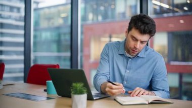 Ofis kapanışında dizüstü bilgisayara veri yazmakla meşgul bir girişimci. Bilgisayarda çalışan düşünceli iş adamı zor sorunları çözüyor. Gergin adam yöneticisi iş sorunları üzerine düşünüyor.