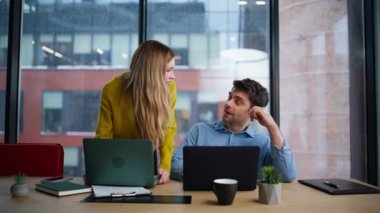 Kadın patron ofis iş yerinde çalışan çalışanları denetliyor. Gülümseyen iş kadını, erkek meslektaşımla iş projesini tartışıyor. Arkadaş canlısı şirket koçu, erkek stajyerle bilgi paylaşıyor..